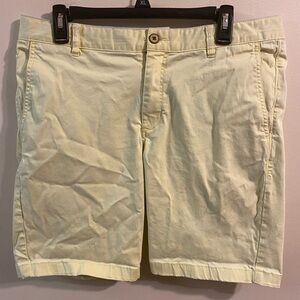 Men's Light Yellow Tommy‎ Bahama Cotton Blend Chino 9" Shorts Size 34 Waist